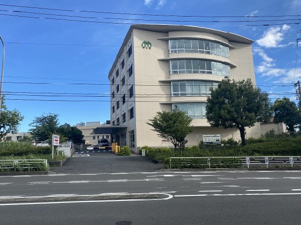 上白根病院(各種内科、各種外科、眼科、皮膚科、婦人科など25以上の診療科目があり、地域の中心となる総合病院です。)