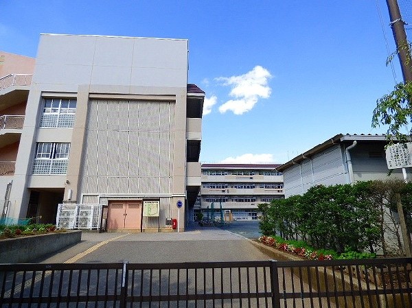 森の台小学校(各学年４クラスのマンモス校。教育目標は「自分大すき、友だち大すき、共に学ぶ子、実践する子」。)