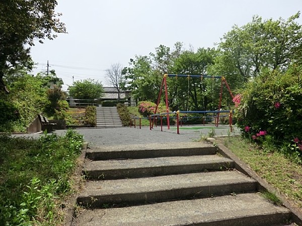 いぶき野第一公園(下長津田神社に隣接し、大きな広場とブランコがある公園。防災訓練やどんと焼きなどの地域行事も行われる。)