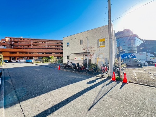 アイアン三枚町保育園(「自由保育」「モンテッソーリ教育」「共育」を柱に、子どもの自主性と生きる力を育む保育を行う。)