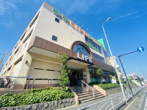 ライフ鶴見店(食品の他にも日用品や衣料品・書籍も取扱う大型スーパー。駐車場も広々。歯科クリニックのテナントあり。)