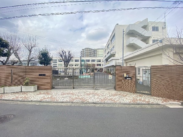 下末吉小学校(鶴見川の近くに位置するアットホームな小学校。教育目標は「強く 正しく 共に生きる下末吉の子」。)