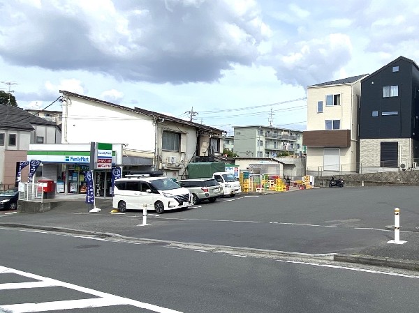 ファミリーマート竹山団地店(時間を問わず、幅広い品物が揃うコンビニ。フライヤー商品やスイーツなど美味しいオリジナル商品が魅力的。)