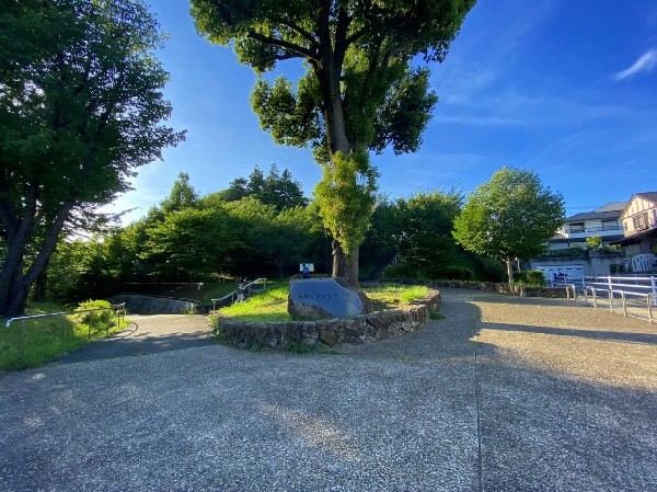 長津田みなみ台公園(高台にあり見晴らしの良い公園。富士山が見えることもあります。広場とターザンロープが子供達に人気です。)