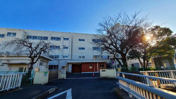 中丸小学校(各学年2クラスの小学校。縦割り活動が盛ん。教育目標は「学び合い　ひびき合い　高め合い　ともに生きる中丸の子」)