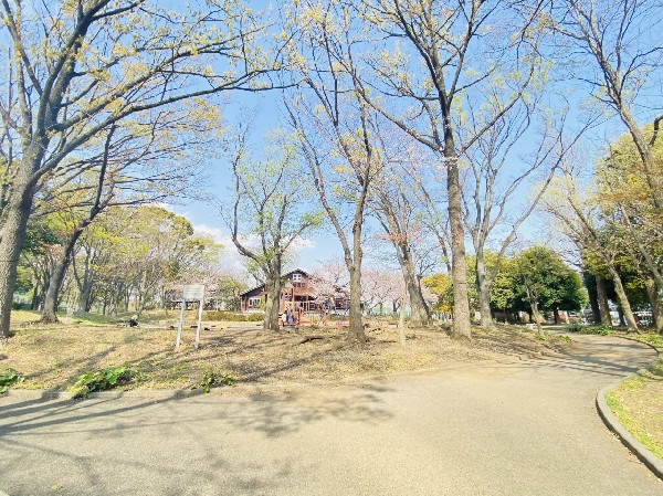 神大寺中央公園( 緑に囲まれた自然豊かな公園。園内には子ども向けのログハウスがあり、雨の日でも遊ぶことができます。)