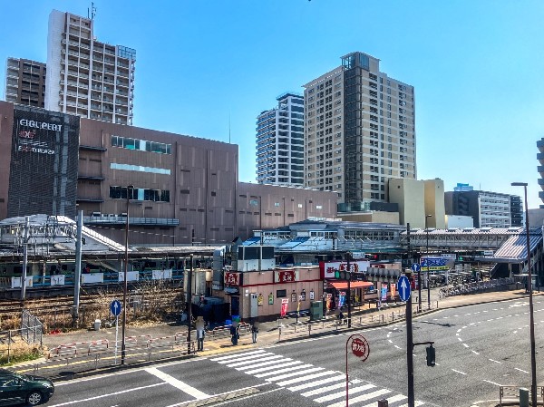 東神奈川駅(京浜東北線と横浜線が乗り入れる駅。横浜市内はもちろん、都心方面へのアクセスも良好で通勤・通学に便利。)