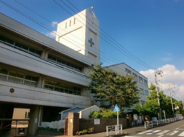 浦島丘中学校(昭和22年創立、各学年5～6クラスの綱島街道沿いにある中学校です。校庭が広く、部活も盛んです。)