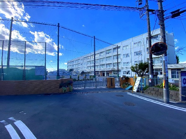 上星川小学校(各学年3クラス程の小学校。教育目標は「友だちいっぱい　夢いっぱい　未来へ向かって　かがやく星の子」)