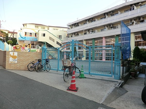 若草幼稚園(Yokomine式教育法を取り入れている幼稚園。自主学習の習慣をつけ、はだしや草履で遊び健康な体を作る。)