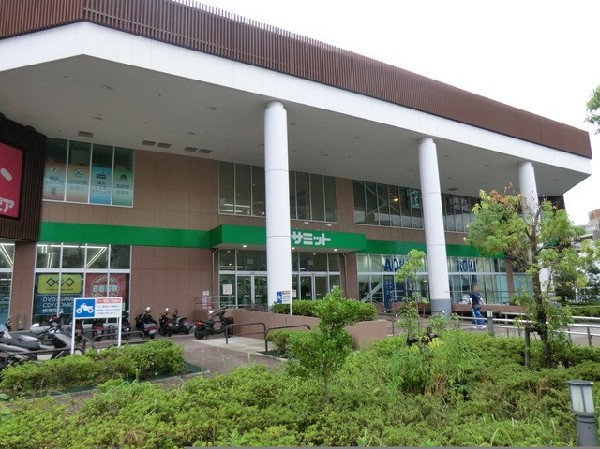サミットストア横浜岡野店(売り場が広く清潔感のあるスーパー。建物内に衣料品店、ドラッグストア、100円ショップ、飲食店などがあり便利です。)