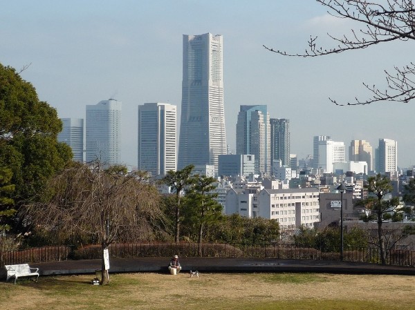浅間台みはらし公園(みなとみらい地区を一望できる眺望スポット。ベンチでゆったりと座りながら横浜の街並みや夜景を楽しめます。)