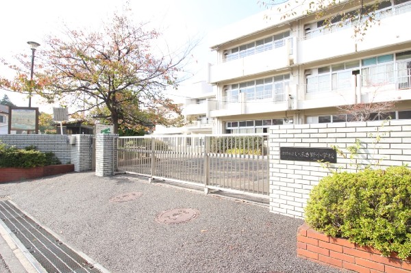 いぶき野小学校(長津田みなみ台公園に隣接する小学校。教育目標は「夢に向かって希望をもち ともにはばたくいぶき野の子」。)