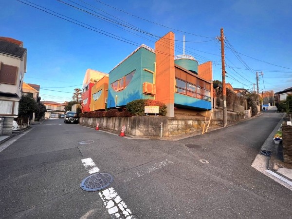 寺尾幼稚園(木のぬくもりが感じられるログハウスのような園舎。木の玩具、梅干し作りや藍染など自然素材の教材が特徴。)