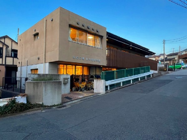 ねむの樹保育園(遊びを通して丈夫な体や思いやりの心を育て、ひとりひとりの個性を伸ばす定員40～45名の小さな保育園。)