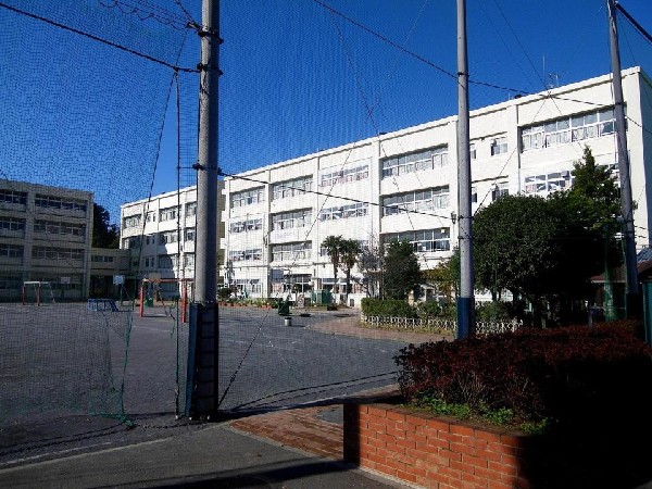 三保小学校(天神の杜公園に隣接する。目標は「互いに思いやり人や地域とかかわり合いながら、進んで学び高め合う子」)