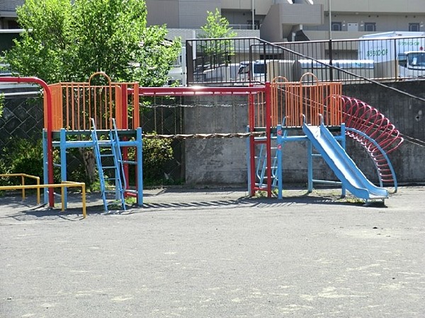 片倉内山第二公園(住宅街の中にあり、ほっと一息つける公園です。すべり台、ブランコ、鉄棒もあり、楽しく遊べそうですね。 )