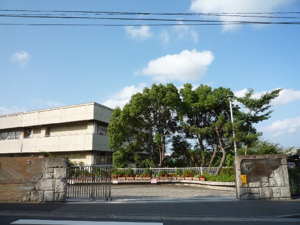 横浜市立松本中学校(丘の上にある自然豊かな中学校。フラワーアレンジメント部や演劇部、女子サッカー部など部活動が充実している。)