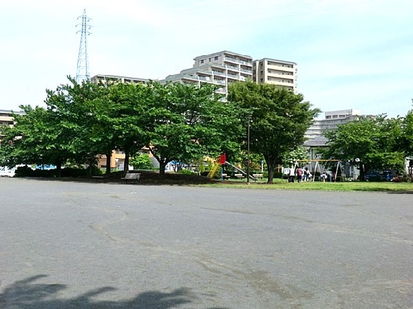 上末吉二丁目公園(走り回れる広場、ブランコ、滑り台があります。春は桜がきれいに咲くのでお花見も楽しめそうですね。)