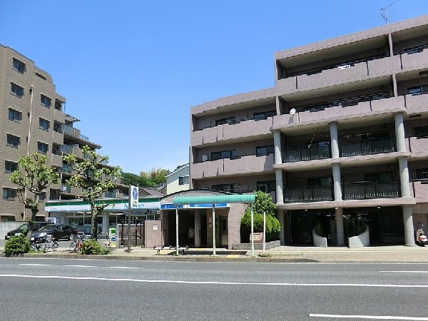 三ツ沢上町駅(ブルーライン横浜駅まで4分、センター北駅まで19分。駅周辺にはコンビニやお惣菜屋さんがあり便利です。)