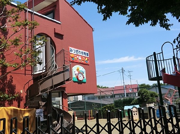 三ツ沢幼稚園(三ツ沢公園近くにあり、自然環境に恵まれている幼稚園。夏の夕涼み会や冬のおもちつきなど楽しい行事あり。)
