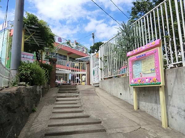藤棚幼稚園(園庭のある幼稚園。最後まで頑張れるよう励まし、達成感を味わうことでやる気を引き出す「やる気の循環」を作る。)