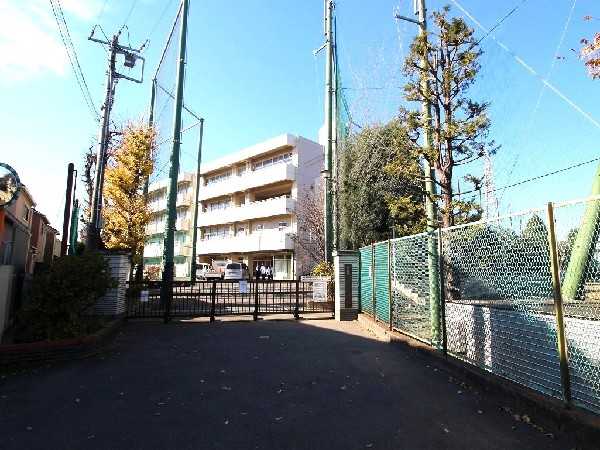 六角橋中学校(校庭が広く、部活動が活発です。柔道部、剣道部、水泳部、陸上部の強豪。吹奏楽部とパソコン部も好成績。)