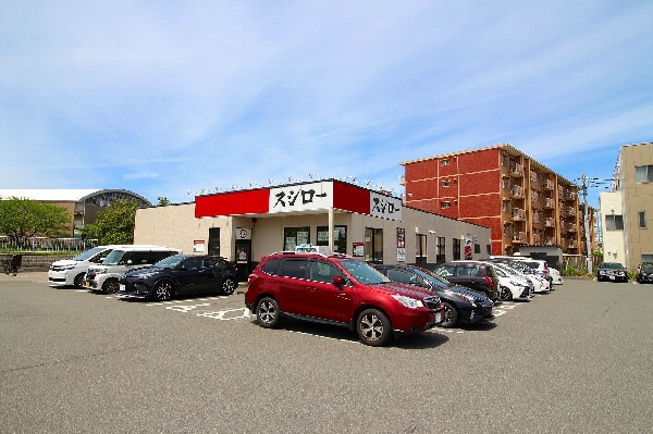 スシロー新横浜店(言わずと知れた回転寿司の王道。新鮮なお寿司がお手軽に食べられるから家族みんなが大満足。)