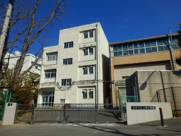 三保小学校(教育目標は、互いに思いやり、人や地域とかかわり合いながら、進んで学び、高め合う子「元気　勇気　根気」)