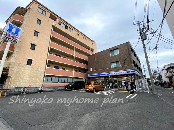 ローソンスリーエフ緑長津田店(スリーエフとローソンのダブルブランド店舗。店内で焼いた串焼きなどスリーエフオリジナルの商品も取扱う。)