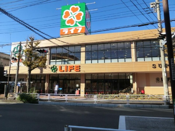 ライフ青葉しらとり台店(広くて清潔な店内には、新鮮なお野菜、生鮮食品、お惣菜などが豊富に並んでいます。9時～22時まで営業)