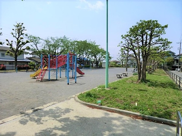 北八朔第二公園(青空の下で駆け回ったり、遊具で遊んだり、思い思いの遊びができます。春には綺麗な桜が咲きます)