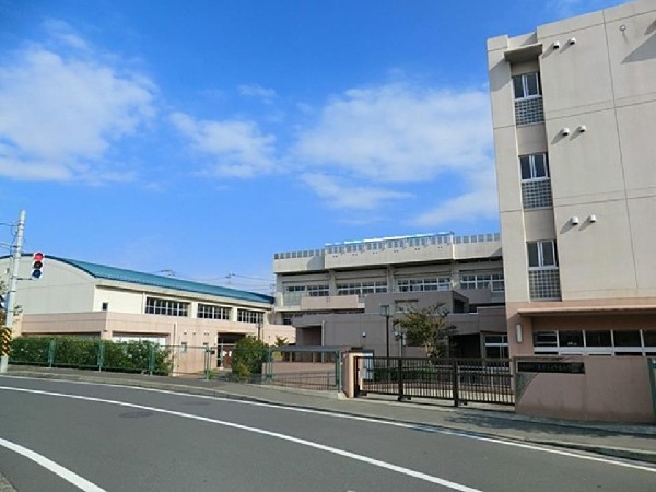 山下みどり台小学校(北八朔公園近くにある小学校。教育目標は「自分のよさに気づき自分らしさを発揮していく力を育てる」)
