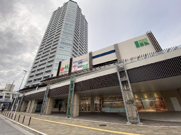 マルエツ長津田駅前店(長津田駅直結のスーパー。同じビル内には、飲食店、ドラッグストア、歯科、美容院などが入り便利です。)