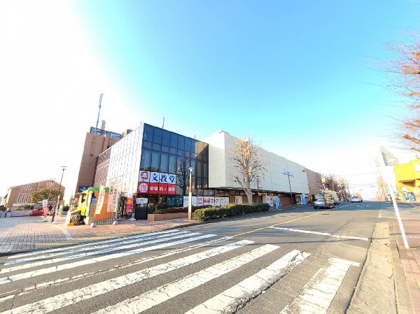 東急ストアつくし野店(営業時間9:00～21:00。本屋・100円均一等のテナントも入っていて便利です。駐車場60台完備。)