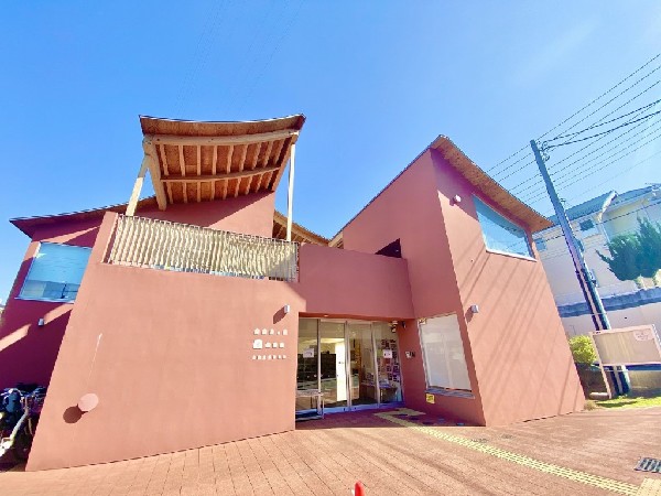 駒岡げんきっず(園舎は3階建で、南側と東側に2ヵ所園庭があります！屋上にはプールがあり、夏には水遊びを楽しみます。)
