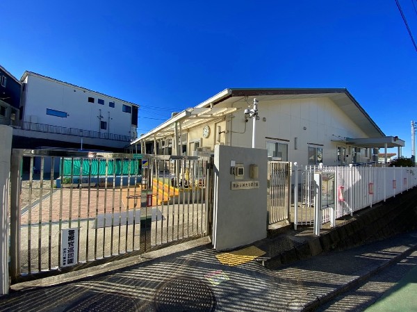 神大寺保育園( 閑静な住宅街に佇む保育園です。周辺は緑豊かで公園も多く、四季折々の自然を感じられる環境です。)