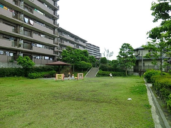 東本郷六丁目第二公園(大規模マンションに隣接する公園。複合遊具や砂場の他に芝地の広場もあり、子供たちがのびのびと遊べます。)