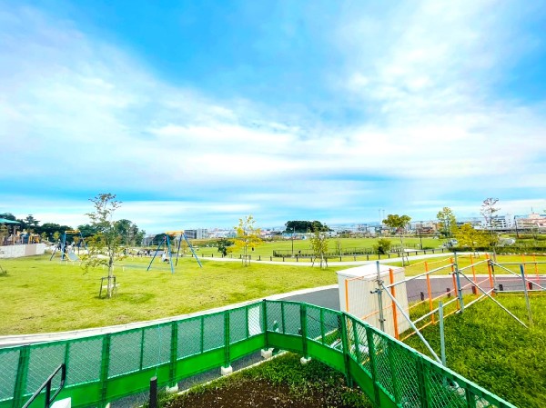鶴見花月園公園(のんびり自然を満喫できる大型公園。風車の丘ではコスモスやひまわり、薔薇など季節の花々が咲き誇ります。)