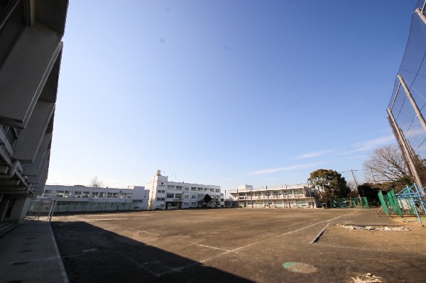 生麦中学校(創立75周年。生徒数は約690人。コミュニケーション能力を身に付け、主体的に学習する生徒を育てます。)