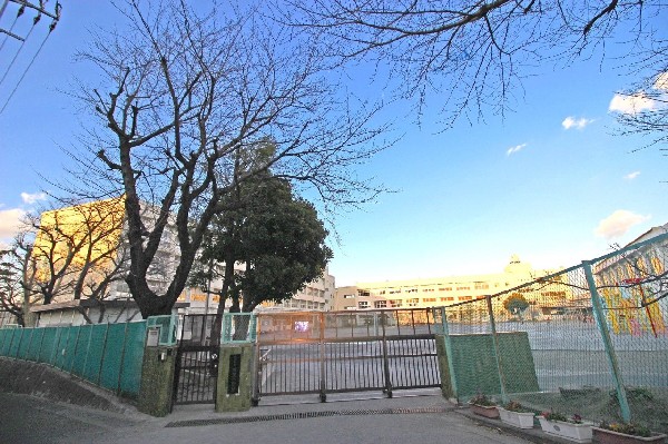 鴨居小学校(各学年2～3クラス、設立は明治7年の歴史ある小学校です。教育目標は「かもいのなかま一人じゃないよ」)