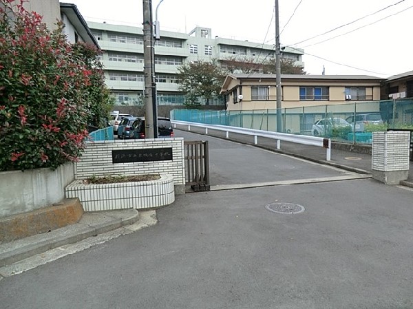 東鴨居中学校(昭和63年開校。地域では「ヒガカモ」の愛称で親しまれています。活気があり、部活動が盛んな中学校です。)
