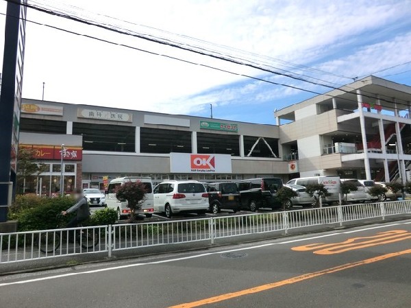 オーケー西寺尾店(エブリデーロープライスの価格戦略で人気のスーパーです。駐車場も広く、週末のまとめ買いも安心ですね。)