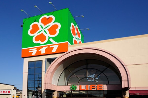 ライフ新座店(生鮮食料品や加工食品、惣菜、婦人や紳士、子供、服飾雑貨などの衣料品や生活関連品など幅広い品ぞろえのスーパーです。 )