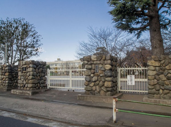 国立市立国立第二小学校(芝生の校庭や屋上庭園などがある学校です。子供たちが元気な声が響きます。)