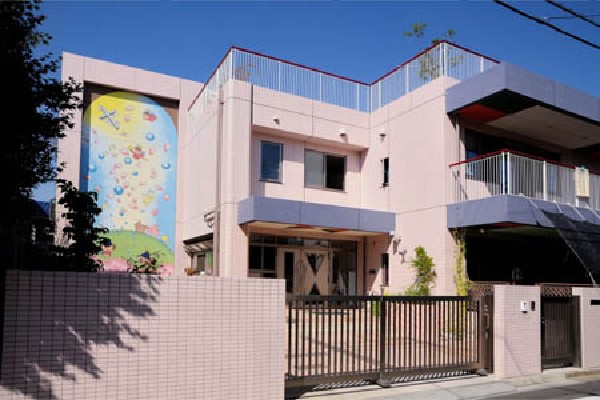 春光保育園(一人ひとりの子供に愛情を持って働きかけ、保育士と子供の信頼関係を確立することを保育方針としている保育園です。)