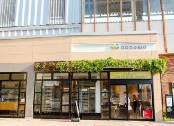 nonowa国立(「nonowa国立EAST」にはカフェや本屋、インテリア雑貨などのお店が12店舗、「nonowa国立WEST」には飲食店を中心とした25店舗が軒を連ねています。)