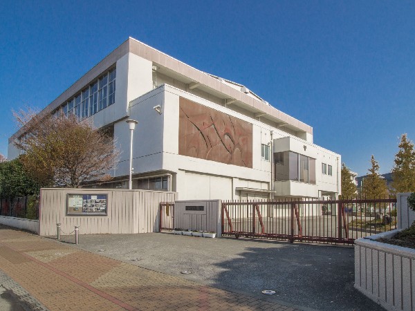 府中市立浅間中学校(本校は府中市のほぼ中央東寄りに位置し、緑が多く静かで落ち着いた学習環境にあります。その中で、明るく素直な生徒たちが、生き生きと学校生活を送っています。)