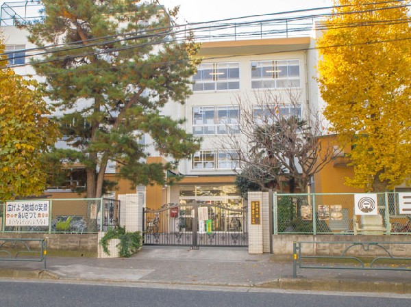 三鷹市立第一小学校(教育目標は「ゆたかな心をもつ子ども　すすんで学ぶ子ども　健康でたくましい子ども」です。)