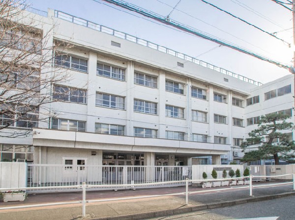 東久留米市立中央中学校(生徒と地域とが交流する機会をつくっていただくなど､学校、家庭、地域の三位一体の教育を進めています。)